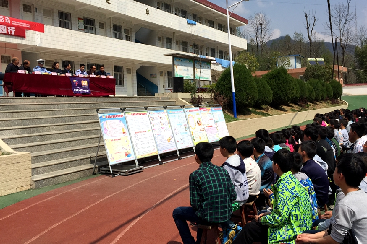 高峰镇张家小学中学联合开展平安校园行活动