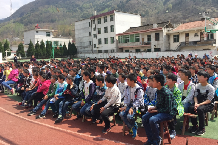 高峰镇张家小学中学联合开展平安校园行活动